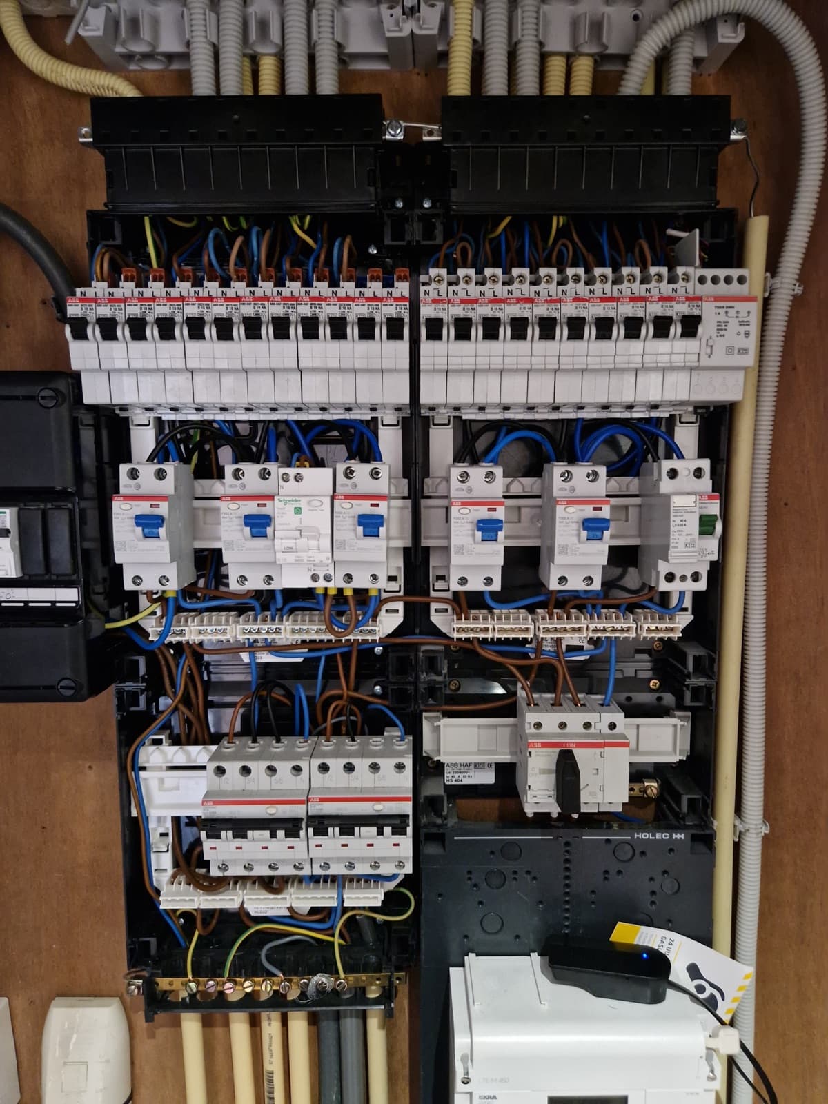 Aangesloten groepenkast met aardlekschakelaars en installatieautomaten in Rotterdam